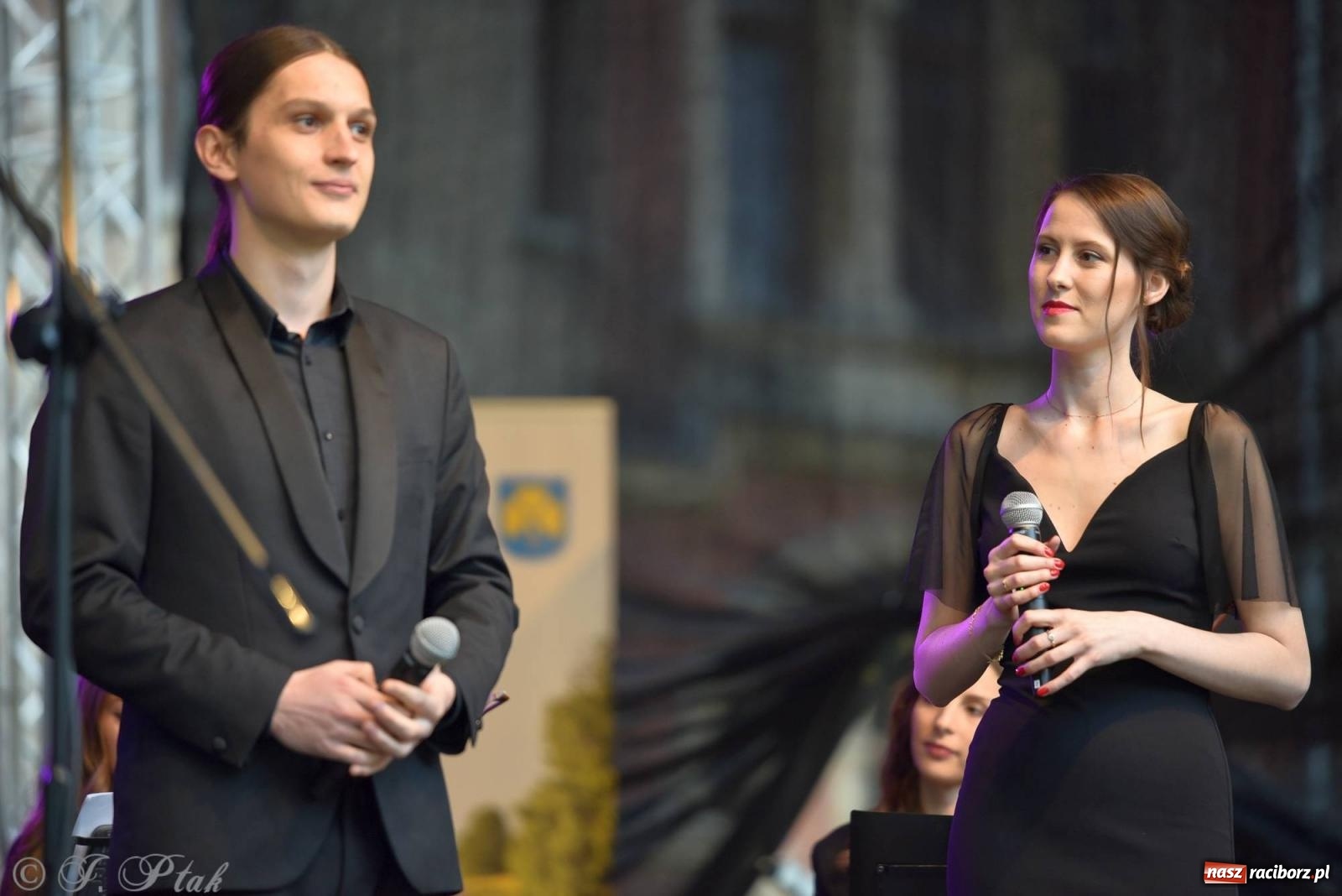 Zdjęcie w galerii na portalu naszraciborz.pl: Krzesimir Dębski - koncert przed pałacem w Krowiarkach wiadomości z regionu