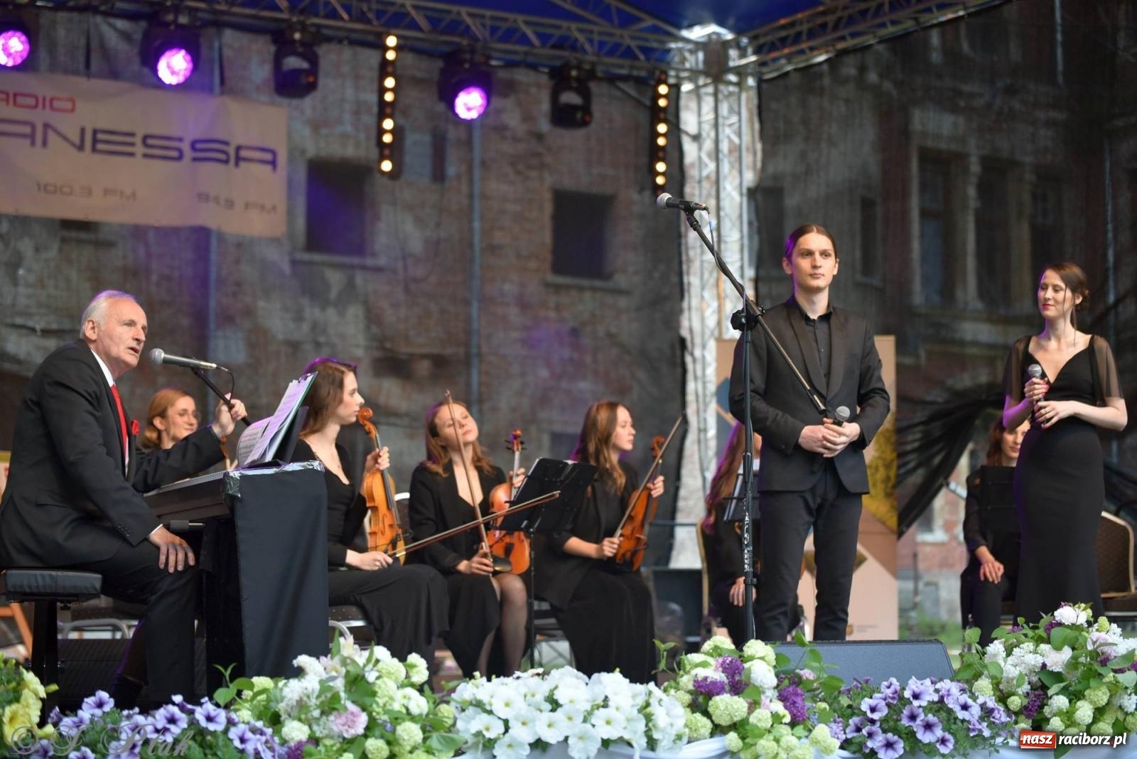 Zdjęcie w galerii na portalu naszraciborz.pl: Krzesimir Dębski - koncert przed pałacem w Krowiarkach wiadomości z regionu