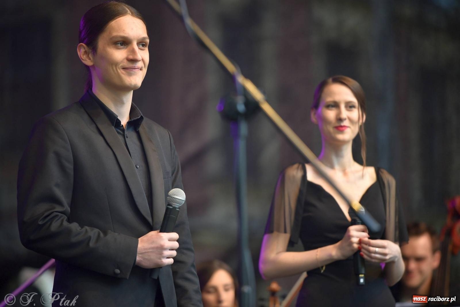 Zdjęcie w galerii na portalu naszraciborz.pl: Krzesimir Dębski - koncert przed pałacem w Krowiarkach wiadomości z regionu