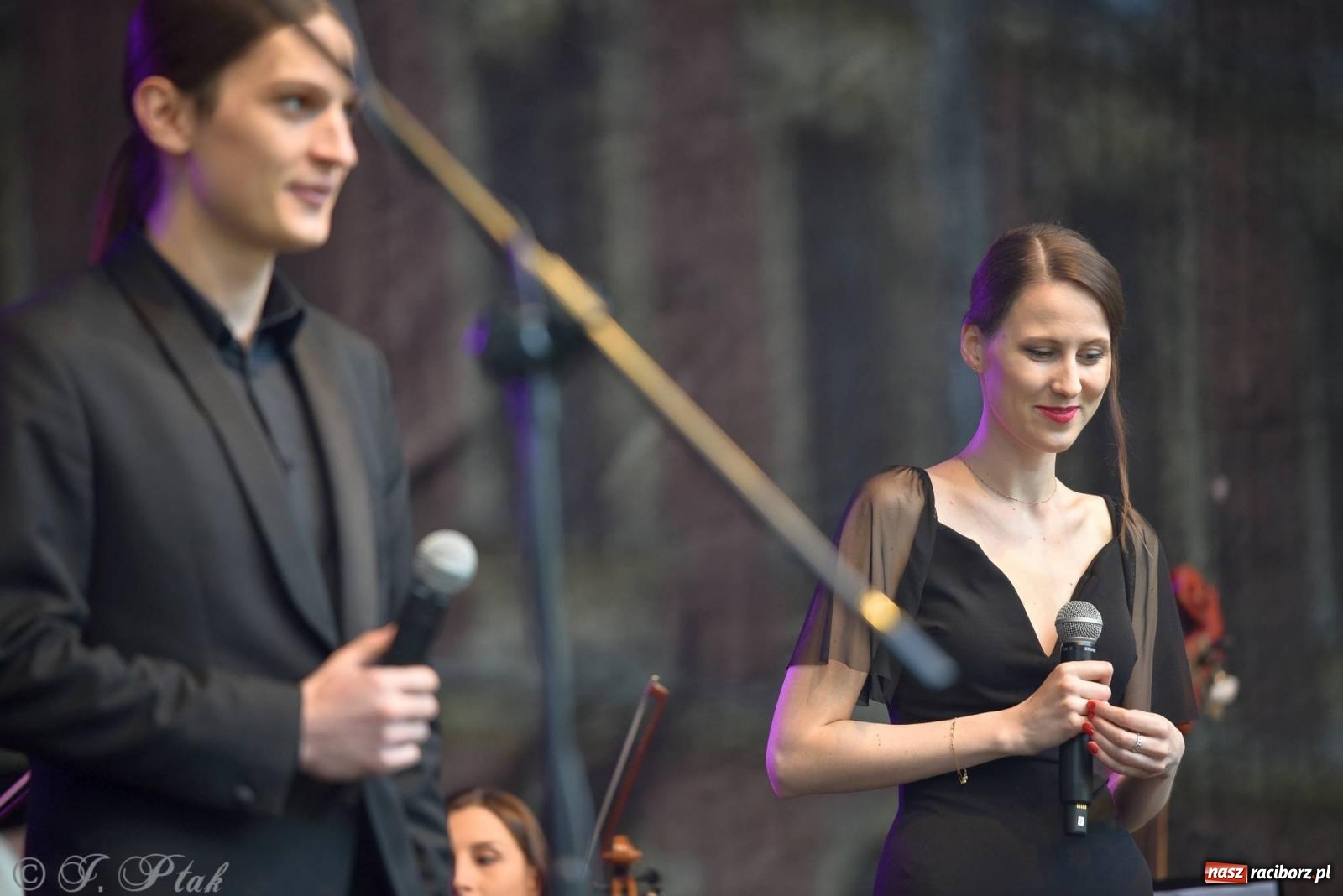 Zdjęcie w galerii na portalu naszraciborz.pl: Krzesimir Dębski - koncert przed pałacem w Krowiarkach wiadomości z regionu