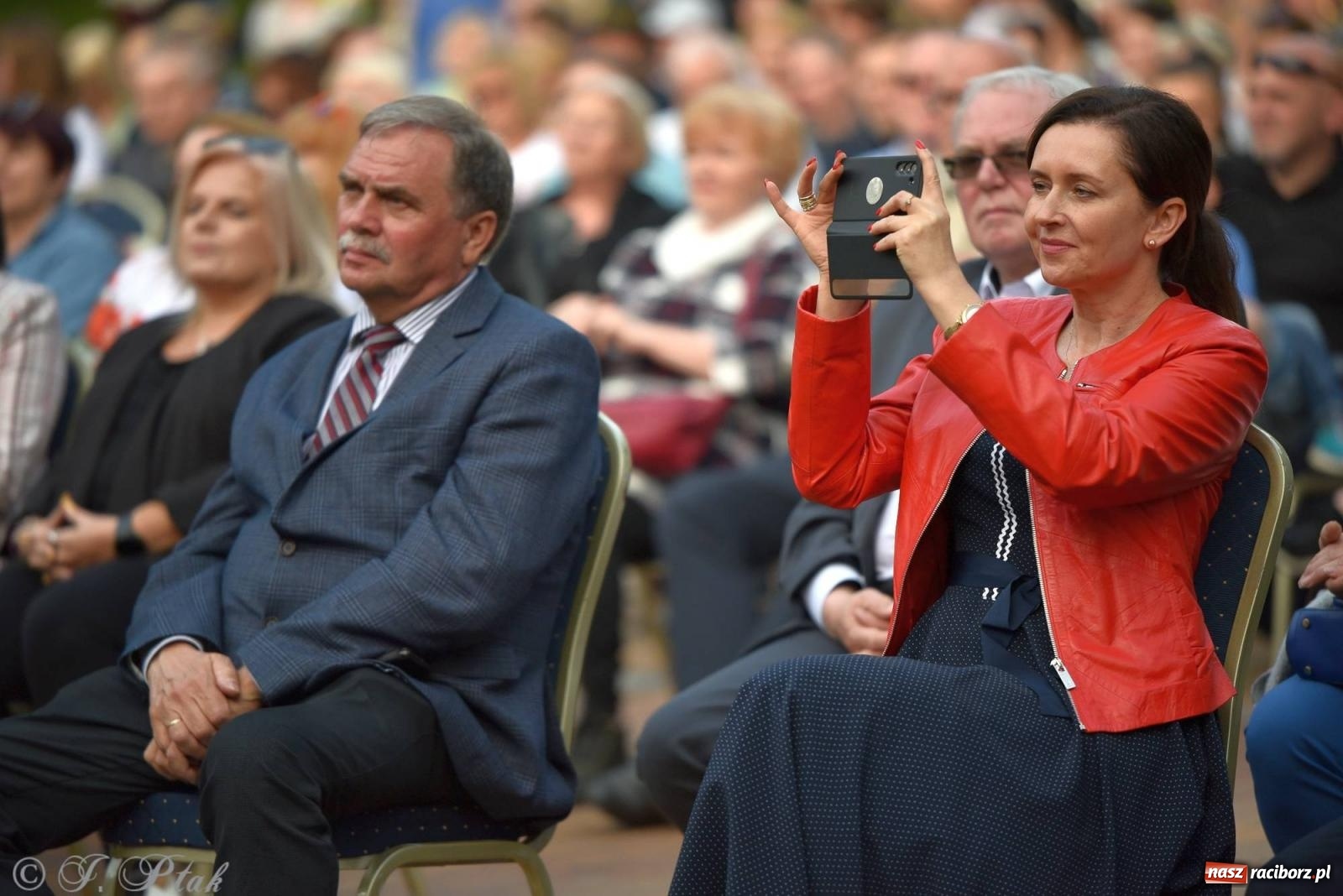 Zdjęcie w galerii na portalu naszraciborz.pl: Krzesimir Dębski - koncert przed pałacem w Krowiarkach wiadomości z regionu
