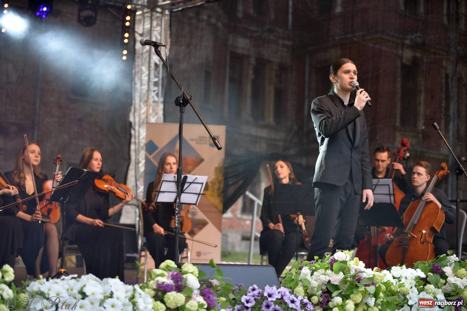 Zdjęcie w galerii na portalu naszraciborz.pl: Krzesimir Dębski - koncert przed pałacem w Krowiarkach wiadomości z regionu