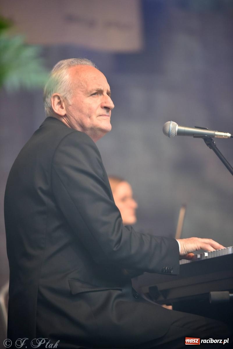 Zdjęcie w galerii na portalu naszraciborz.pl: Krzesimir Dębski - koncert przed pałacem w Krowiarkach wiadomości z regionu