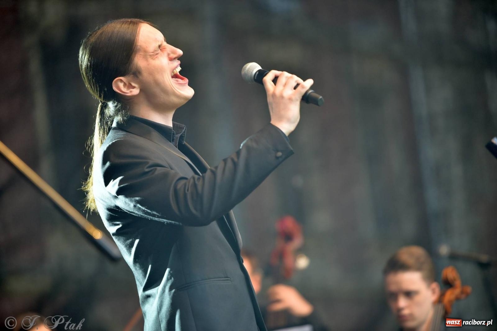 Zdjęcie w galerii na portalu naszraciborz.pl: Krzesimir Dębski - koncert przed pałacem w Krowiarkach wiadomości z regionu