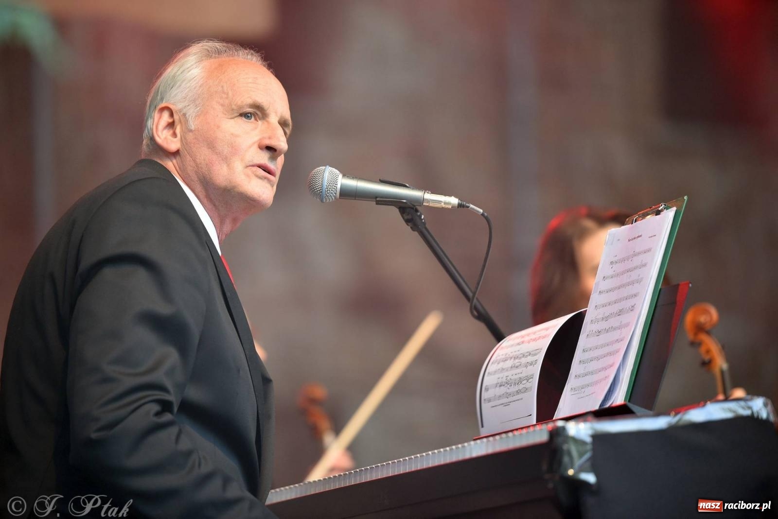 Zdjęcie w galerii na portalu naszraciborz.pl: Krzesimir Dębski - koncert przed pałacem w Krowiarkach wiadomości z regionu