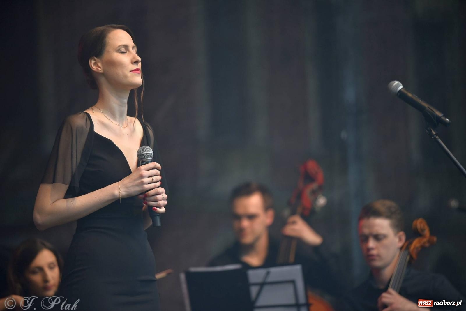 Zdjęcie w galerii na portalu naszraciborz.pl: Krzesimir Dębski - koncert przed pałacem w Krowiarkach wiadomości z regionu
