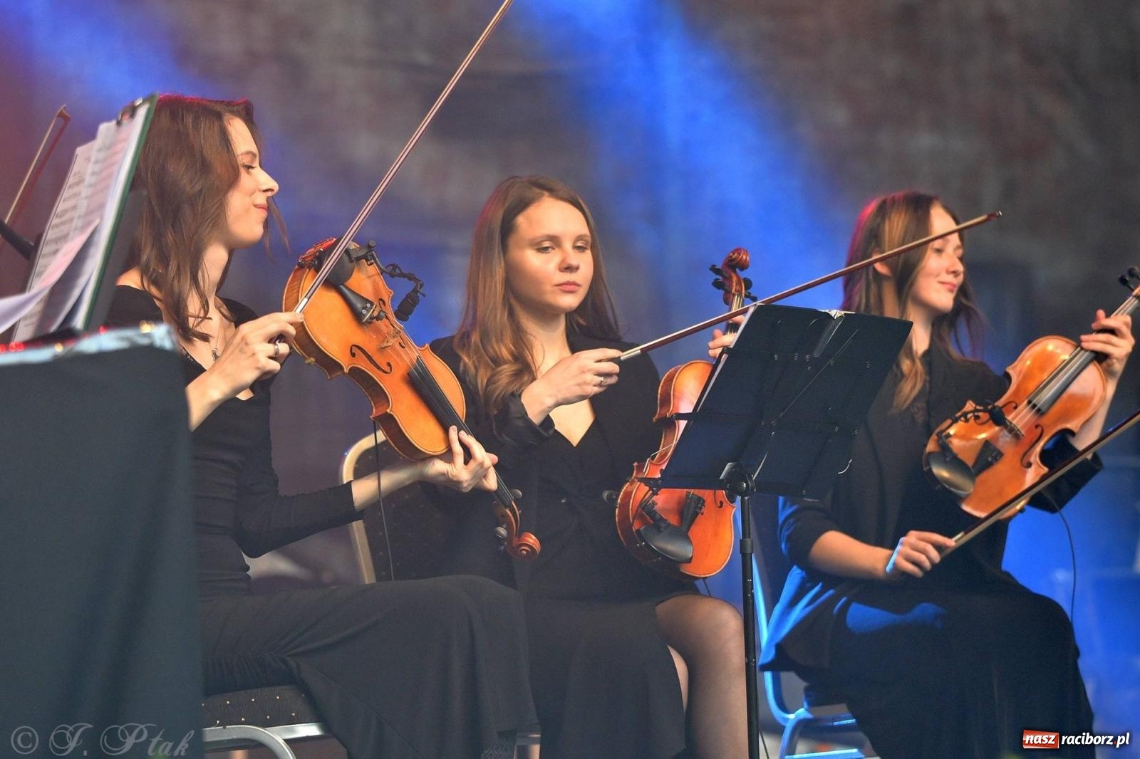 Zdjęcie w galerii na portalu naszraciborz.pl: Krzesimir Dębski - koncert przed pałacem w Krowiarkach wiadomości z regionu