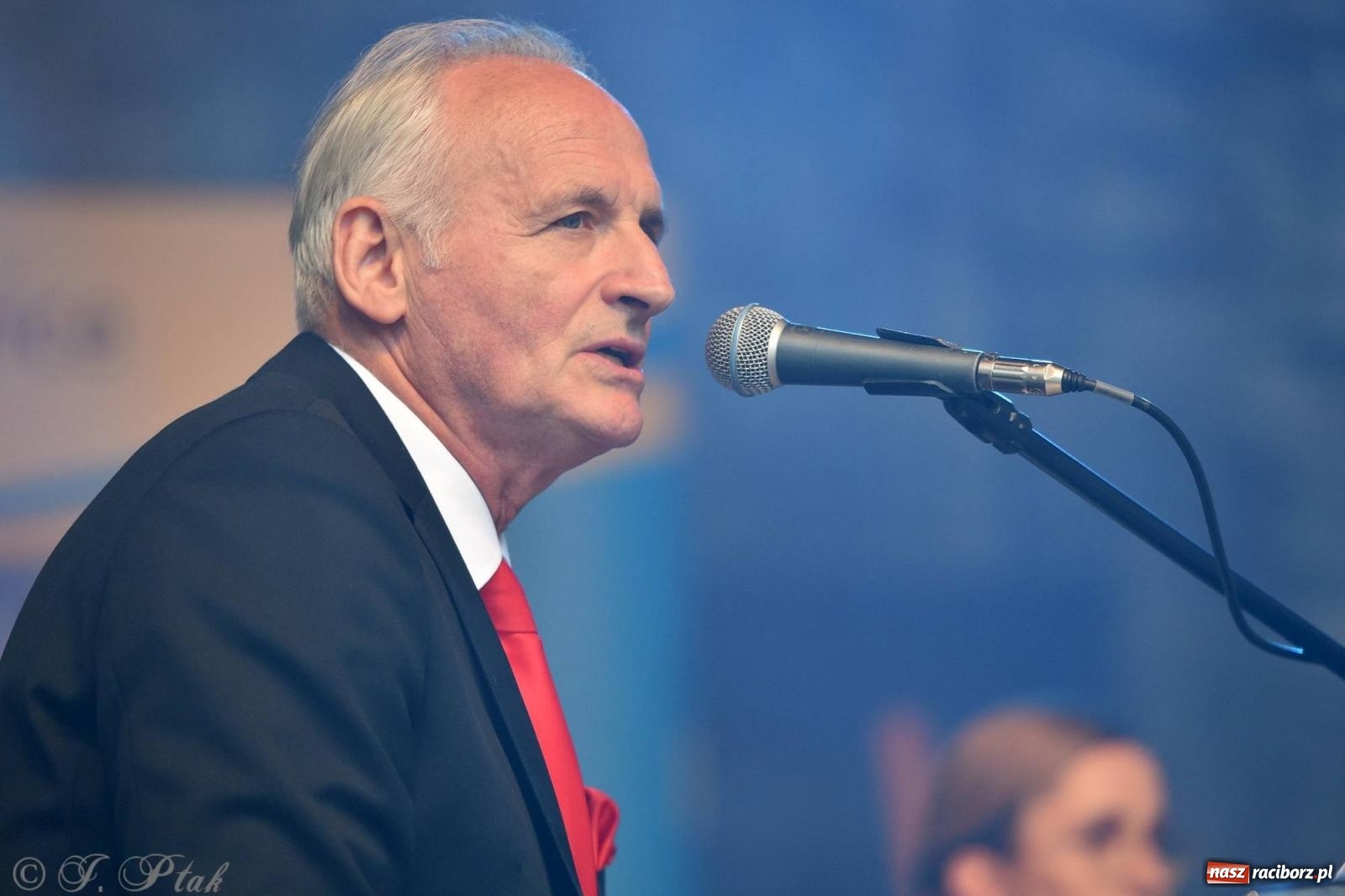 Zdjęcie w galerii na portalu naszraciborz.pl: Krzesimir Dębski - koncert przed pałacem w Krowiarkach wiadomości z regionu