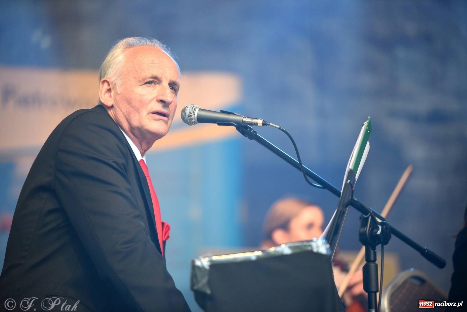 Zdjęcie w galerii na portalu naszraciborz.pl: Krzesimir Dębski - koncert przed pałacem w Krowiarkach wiadomości z regionu