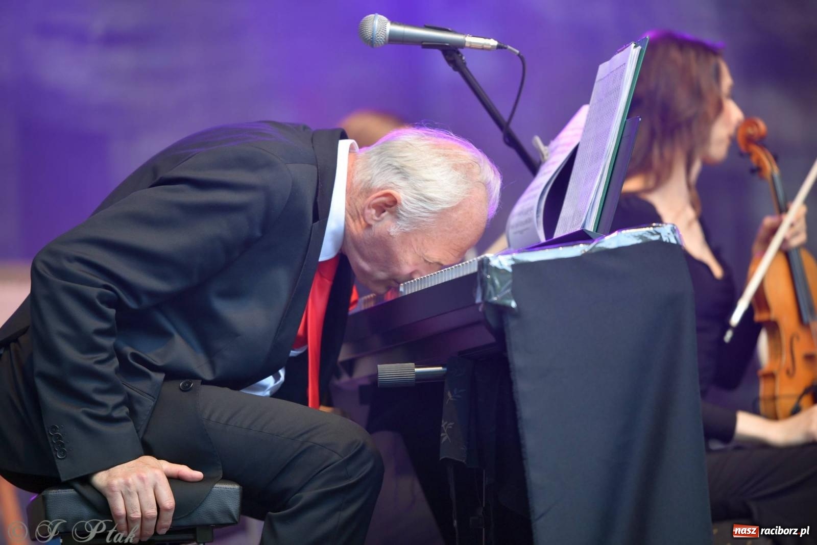 Zdjęcie w galerii na portalu naszraciborz.pl: Krzesimir Dębski - koncert przed pałacem w Krowiarkach wiadomości z regionu