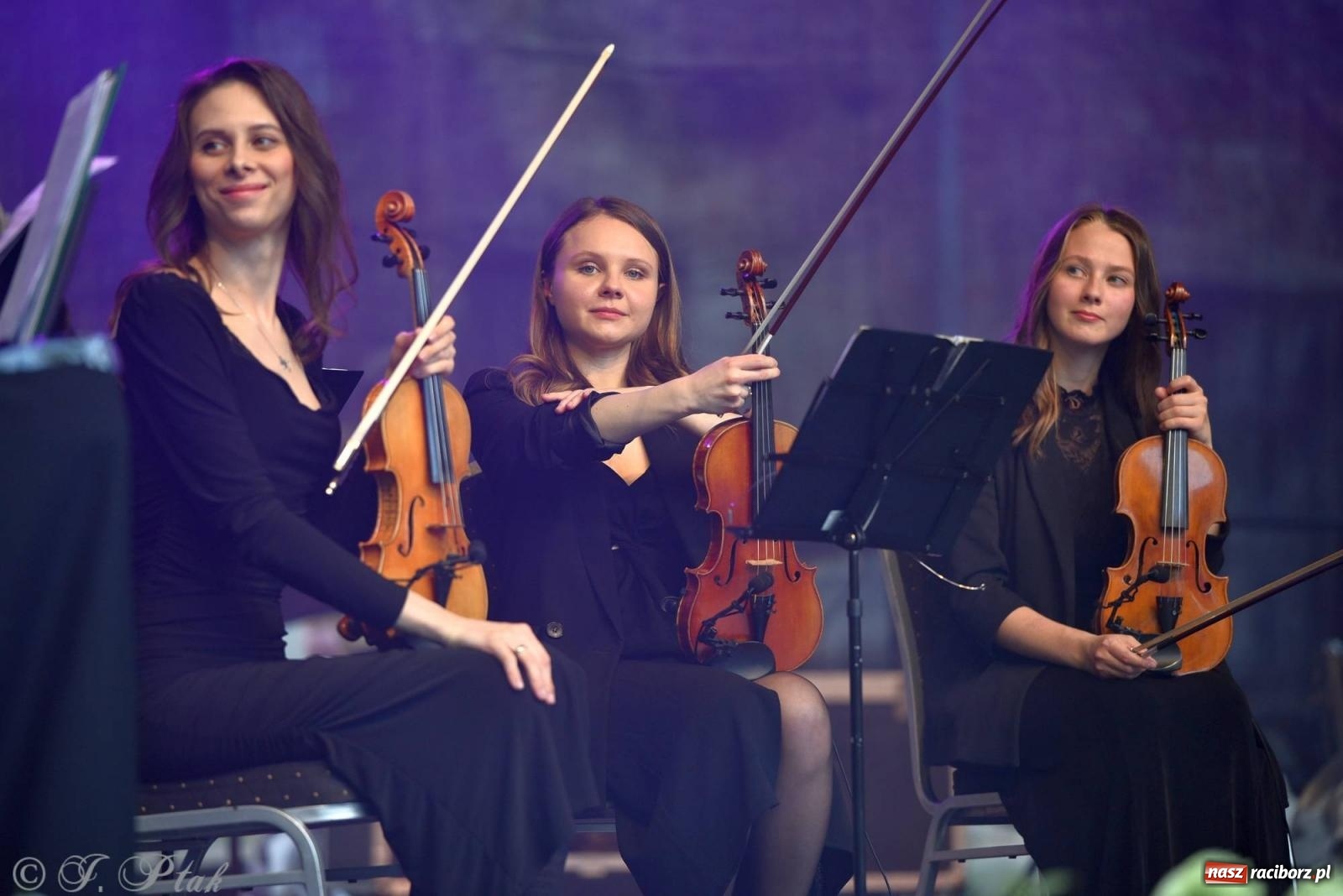 Zdjęcie w galerii na portalu naszraciborz.pl: Krzesimir Dębski - koncert przed pałacem w Krowiarkach wiadomości z regionu
