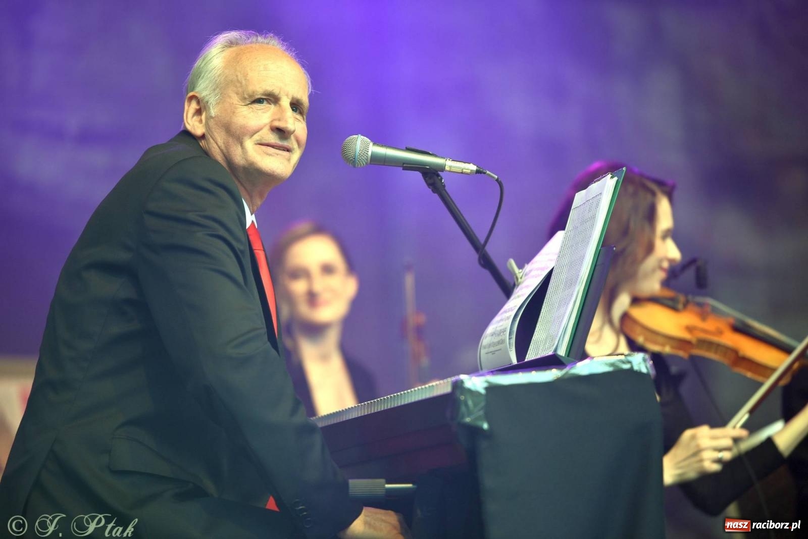 Zdjęcie w galerii na portalu naszraciborz.pl: Krzesimir Dębski - koncert przed pałacem w Krowiarkach wiadomości z regionu