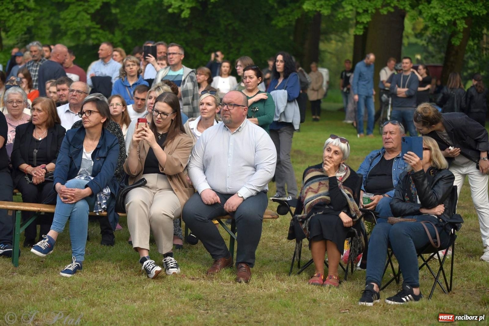Zdjęcie w galerii na portalu naszraciborz.pl: Krzesimir Dębski - koncert przed pałacem w Krowiarkach wiadomości z regionu