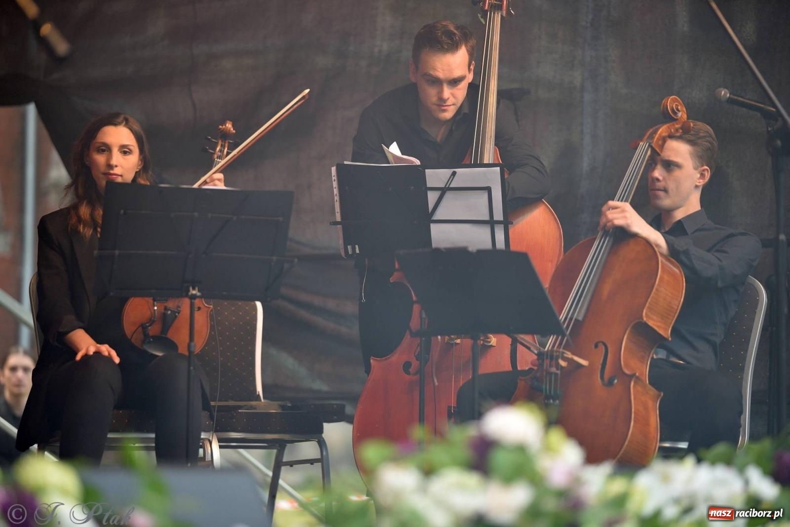 Zdjęcie w galerii na portalu naszraciborz.pl: Krzesimir Dębski - koncert przed pałacem w Krowiarkach wiadomości z regionu