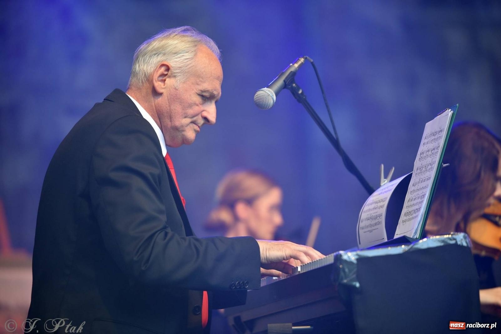 Zdjęcie w galerii na portalu naszraciborz.pl: Krzesimir Dębski - koncert przed pałacem w Krowiarkach wiadomości z regionu