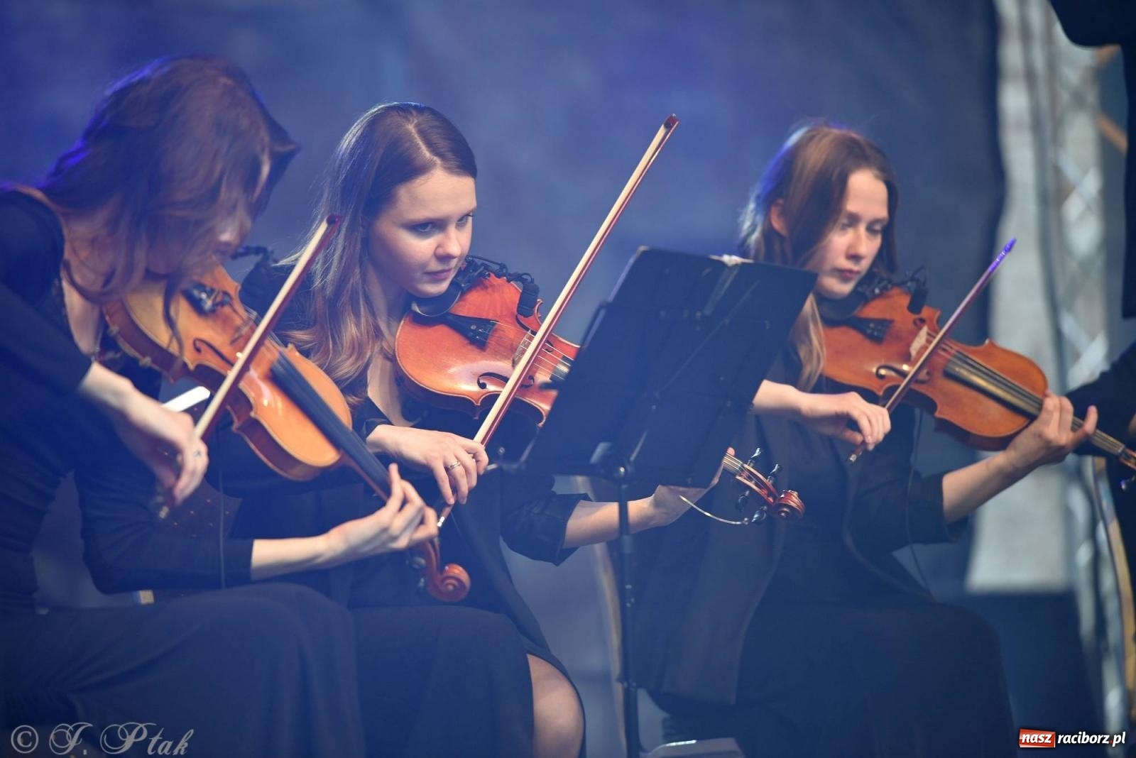 Zdjęcie w galerii na portalu naszraciborz.pl: Krzesimir Dębski - koncert przed pałacem w Krowiarkach wiadomości z regionu
