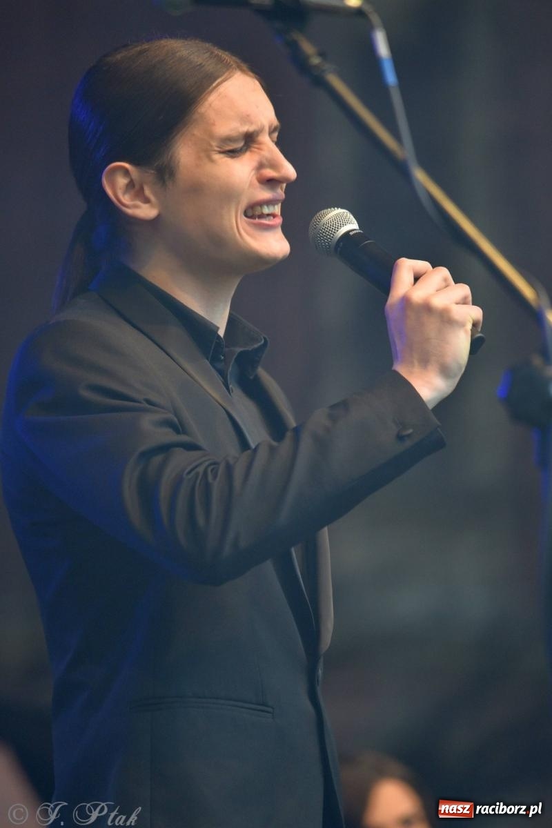 Zdjęcie w galerii na portalu naszraciborz.pl: Krzesimir Dębski - koncert przed pałacem w Krowiarkach wiadomości z regionu