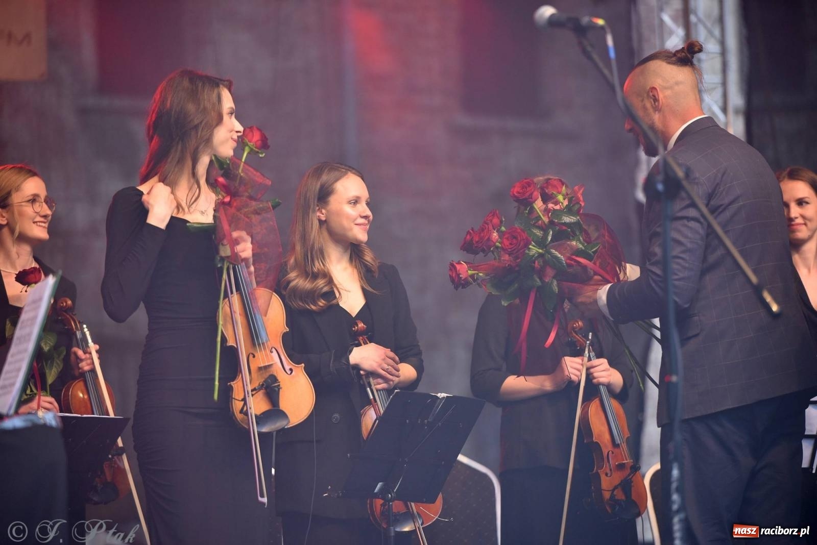Zdjęcie w galerii na portalu naszraciborz.pl: Krzesimir Dębski - koncert przed pałacem w Krowiarkach wiadomości z regionu