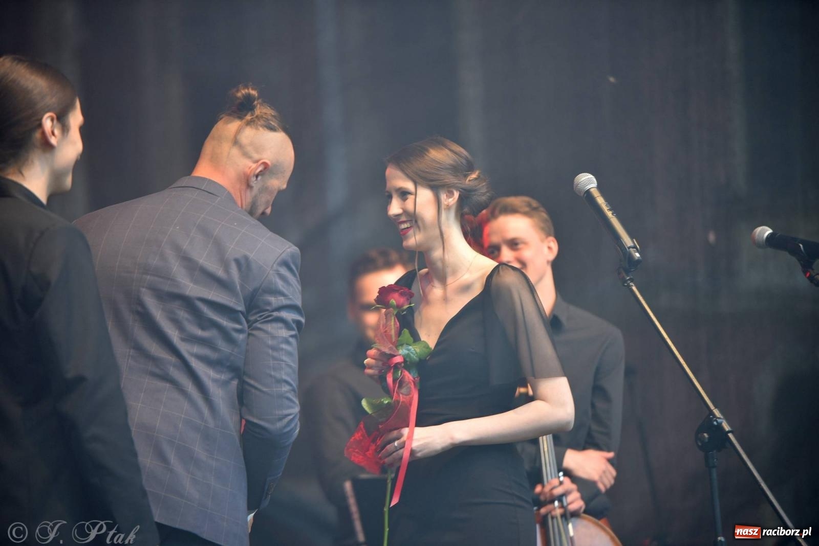 Zdjęcie w galerii na portalu naszraciborz.pl: Krzesimir Dębski - koncert przed pałacem w Krowiarkach wiadomości z regionu