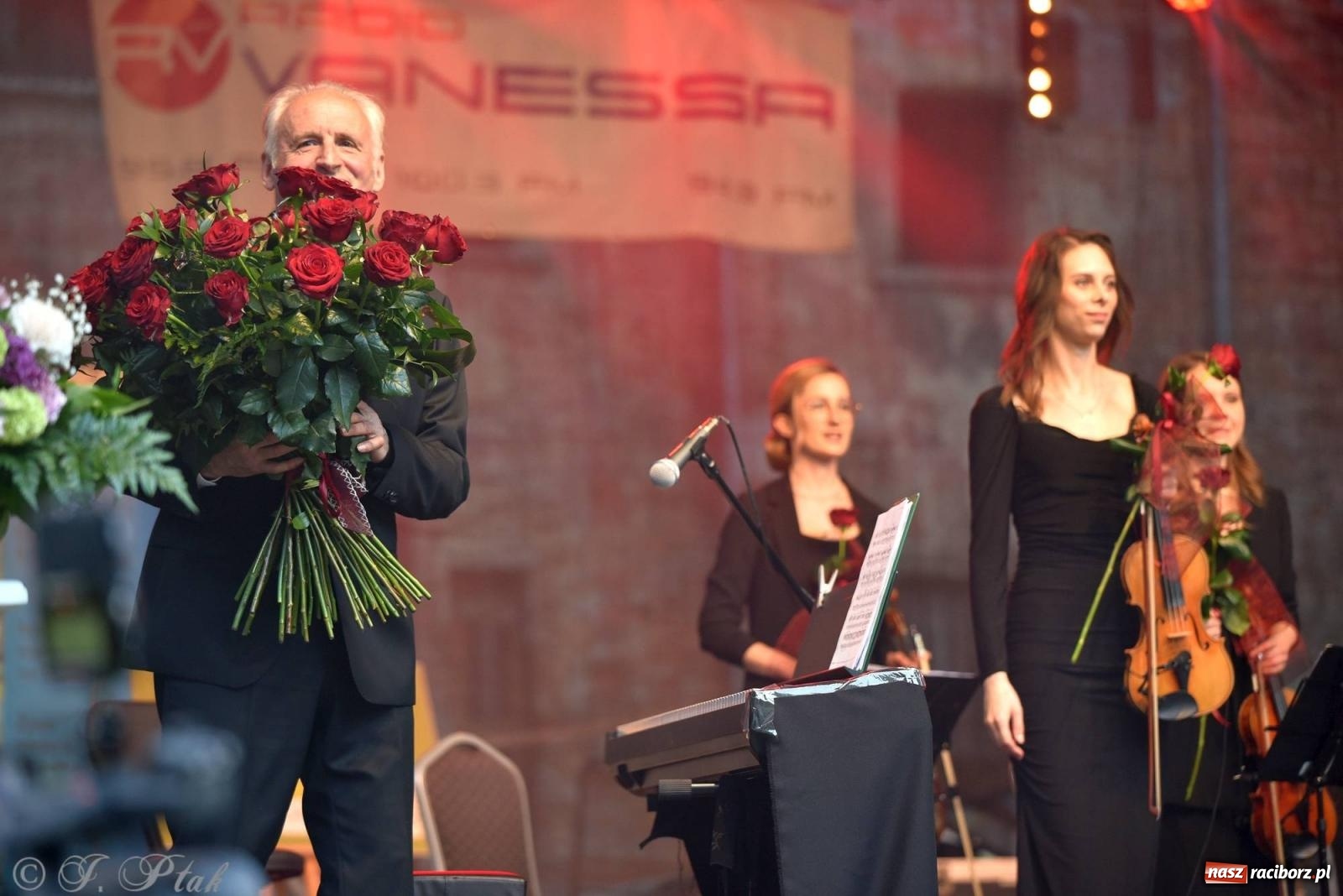 Zdjęcie w galerii na portalu naszraciborz.pl: Krzesimir Dębski - koncert przed pałacem w Krowiarkach wiadomości z regionu