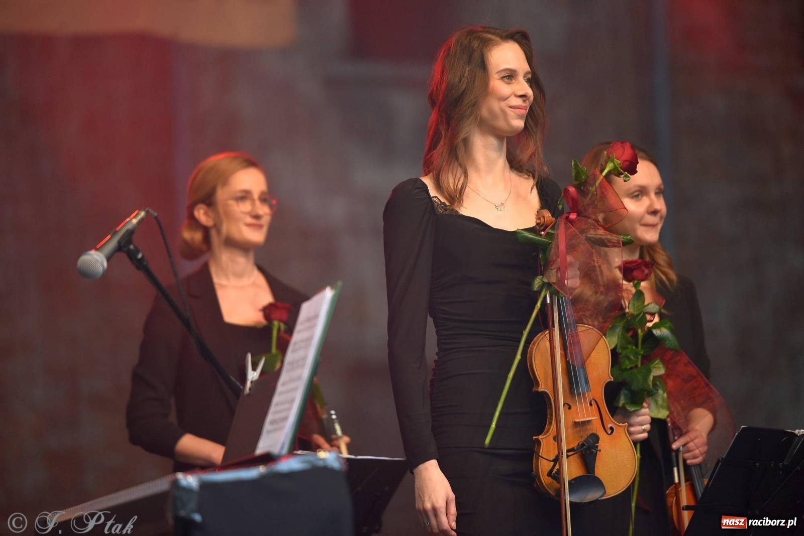 Zdjęcie w galerii na portalu naszraciborz.pl: Krzesimir Dębski - koncert przed pałacem w Krowiarkach wiadomości z regionu