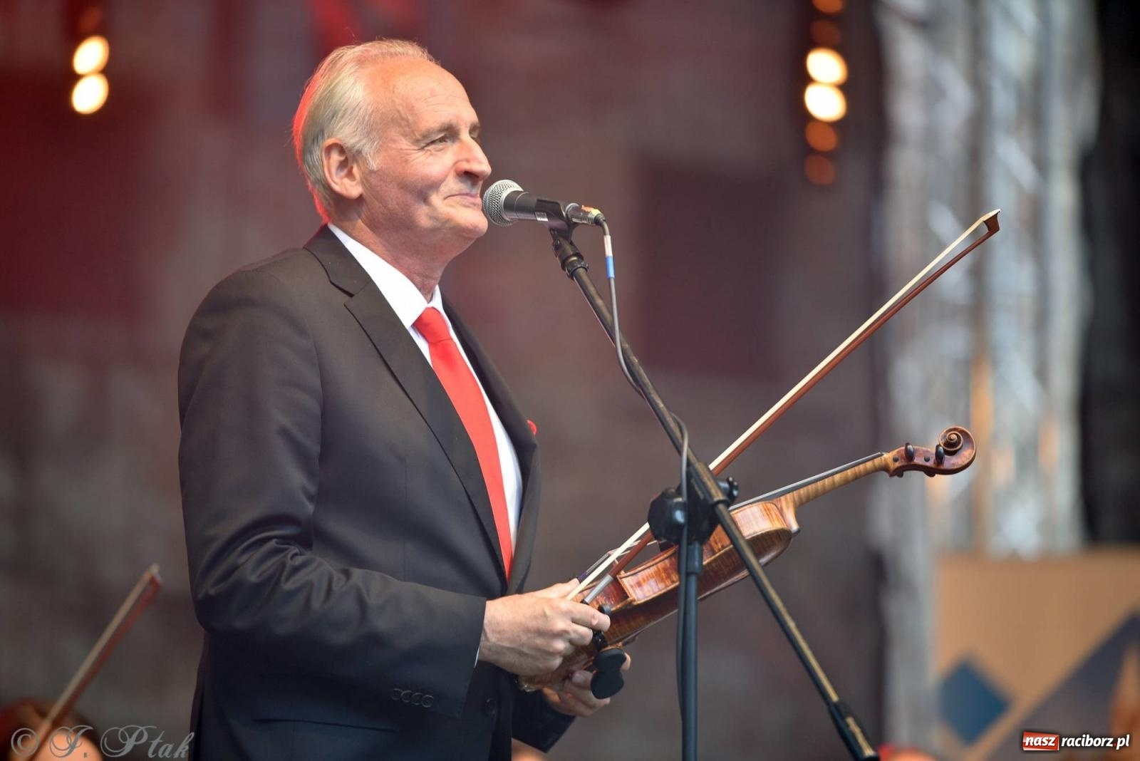 Zdjęcie w galerii na portalu naszraciborz.pl: Krzesimir Dębski - koncert przed pałacem w Krowiarkach wiadomości z regionu