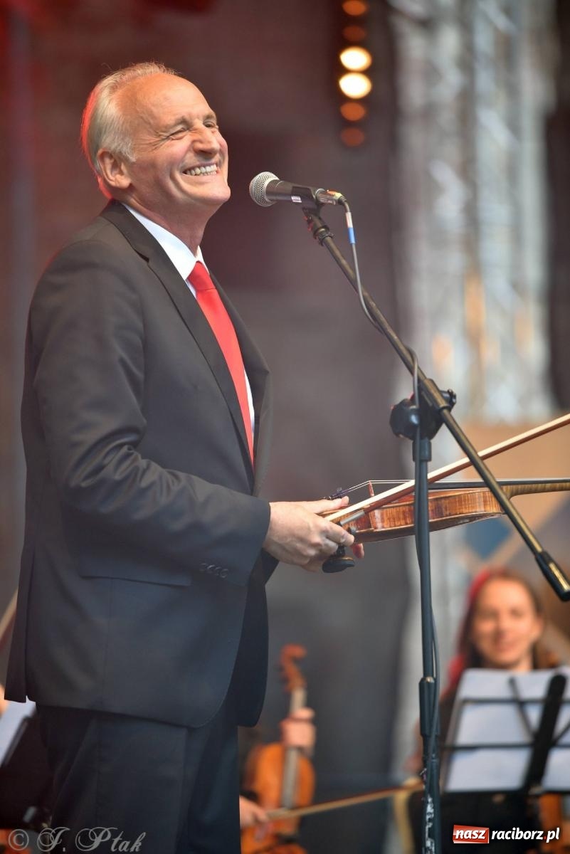 Zdjęcie w galerii na portalu naszraciborz.pl: Krzesimir Dębski - koncert przed pałacem w Krowiarkach wiadomości z regionu