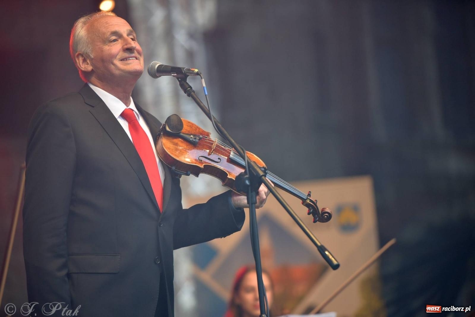 Zdjęcie w galerii na portalu naszraciborz.pl: Krzesimir Dębski - koncert przed pałacem w Krowiarkach wiadomości z regionu