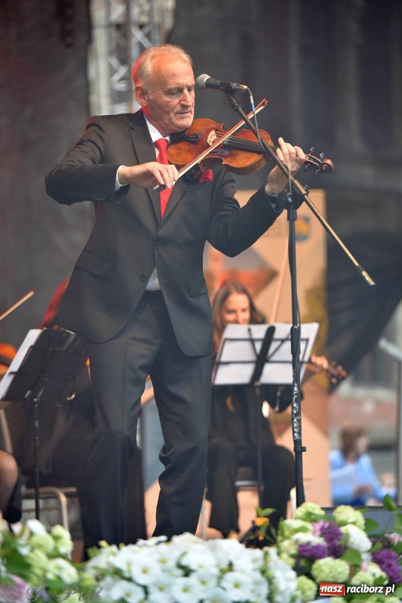 Zdjęcie w galerii na portalu naszraciborz.pl: Krzesimir Dębski - koncert przed pałacem w Krowiarkach wiadomości z regionu