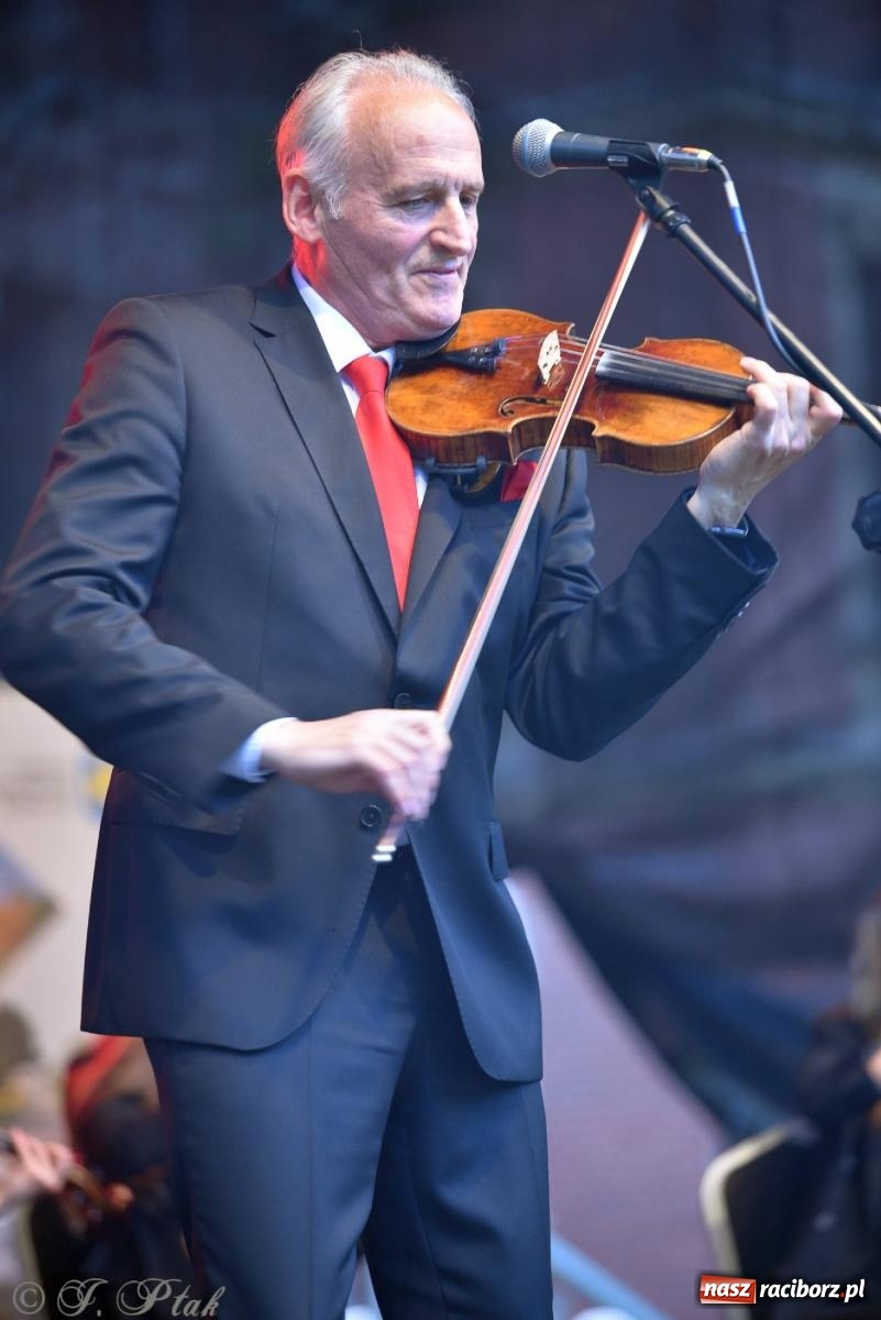 Zdjęcie w galerii na portalu naszraciborz.pl: Krzesimir Dębski - koncert przed pałacem w Krowiarkach wiadomości z regionu