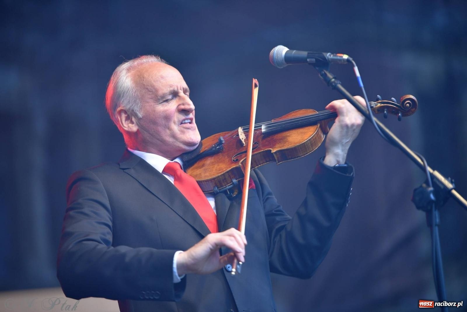 Zdjęcie w galerii na portalu naszraciborz.pl: Krzesimir Dębski - koncert przed pałacem w Krowiarkach wiadomości z regionu