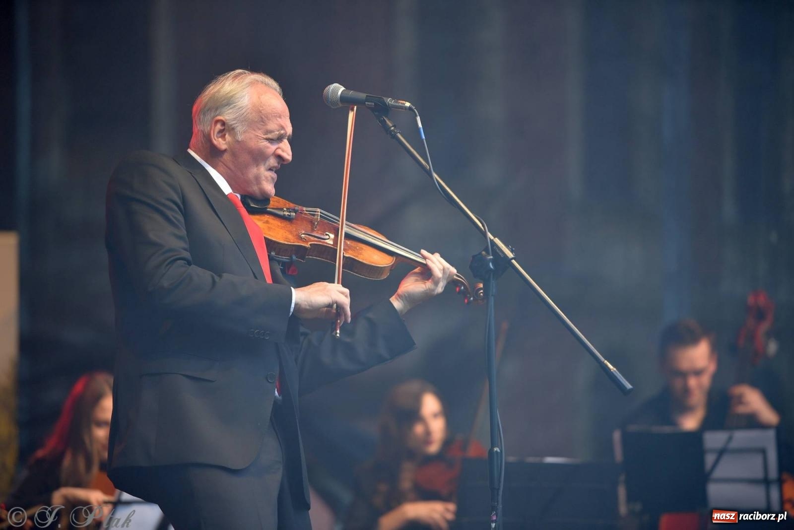 Zdjęcie w galerii na portalu naszraciborz.pl: Krzesimir Dębski - koncert przed pałacem w Krowiarkach wiadomości z regionu