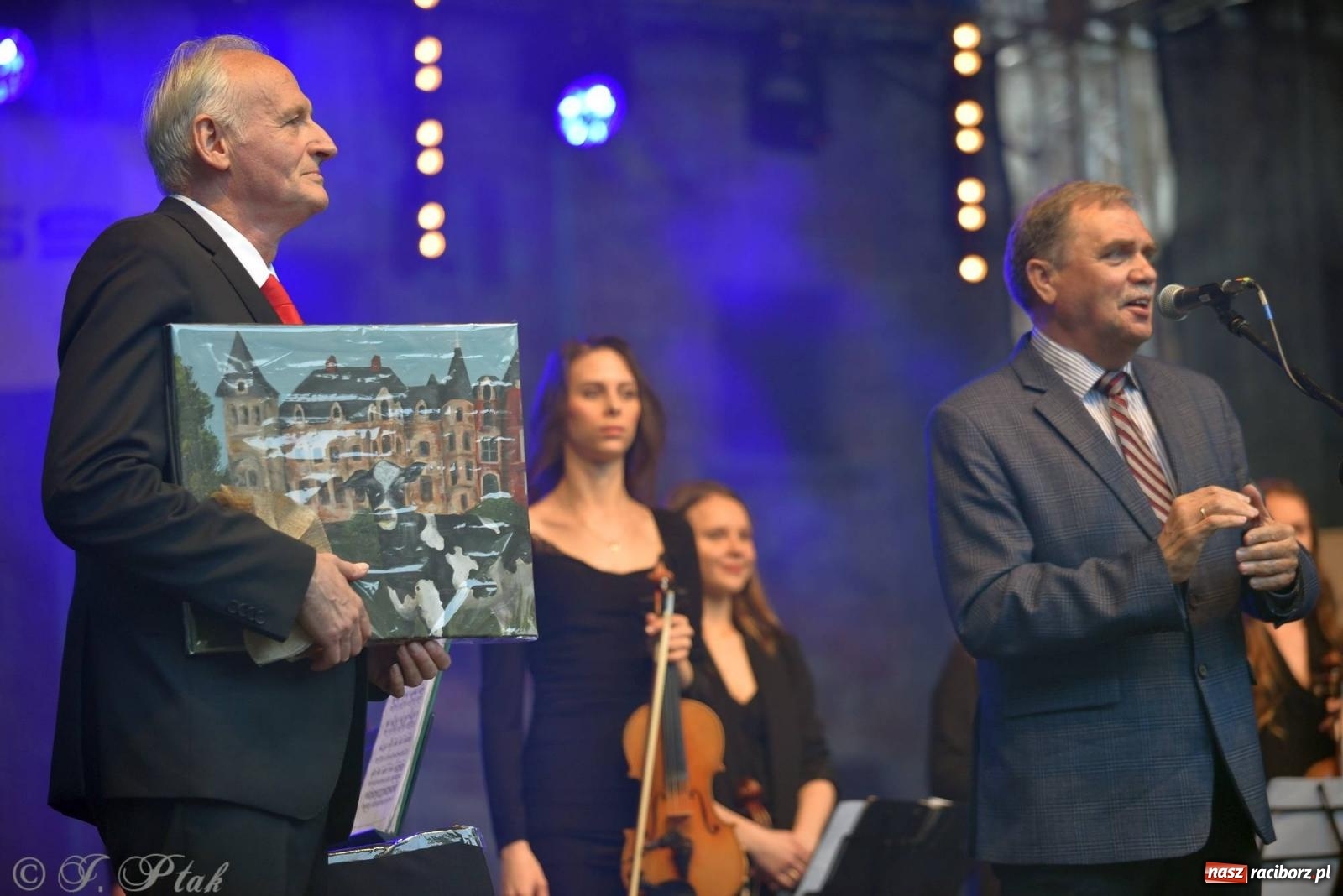 Zdjęcie w galerii na portalu naszraciborz.pl: Krzesimir Dębski - koncert przed pałacem w Krowiarkach wiadomości z regionu