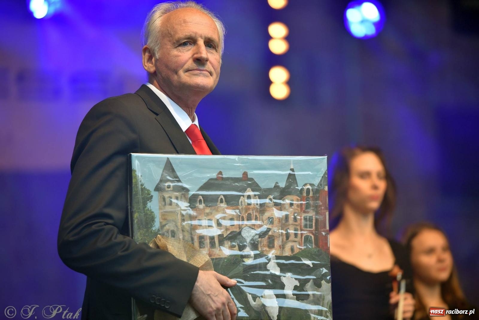 Zdjęcie w galerii na portalu naszraciborz.pl: Krzesimir Dębski - koncert przed pałacem w Krowiarkach wiadomości z regionu