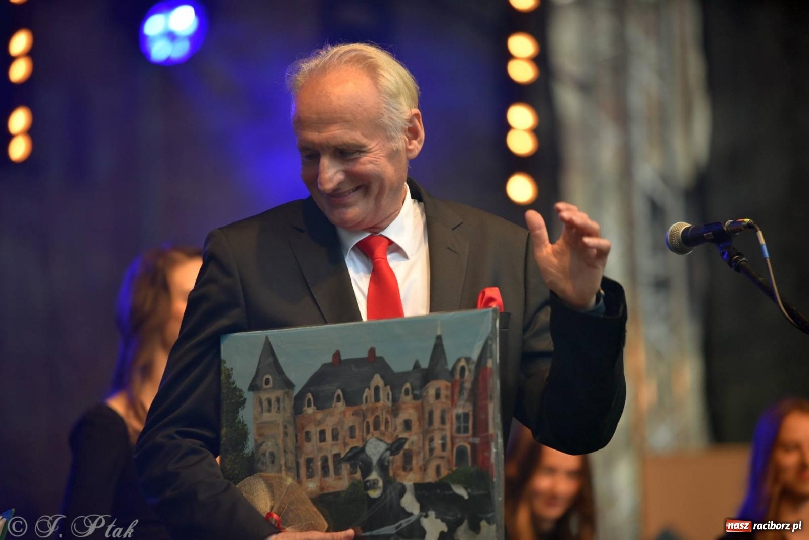 Zdjęcie w galerii na portalu naszraciborz.pl: Krzesimir Dębski - koncert przed pałacem w Krowiarkach wiadomości z regionu