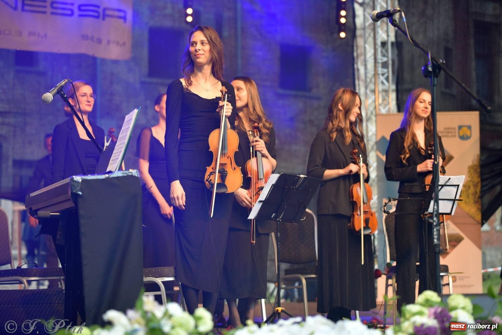 Zdjęcie w galerii na portalu naszraciborz.pl: Krzesimir Dębski - koncert przed pałacem w Krowiarkach wiadomości z regionu