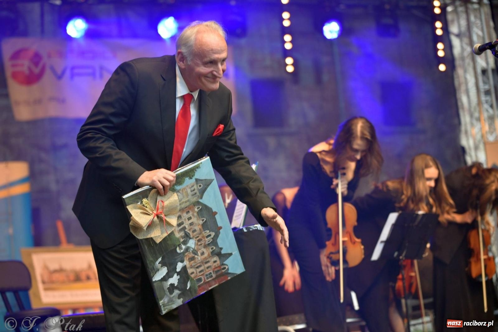 Zdjęcie w galerii na portalu naszraciborz.pl: Krzesimir Dębski - koncert przed pałacem w Krowiarkach wiadomości z regionu