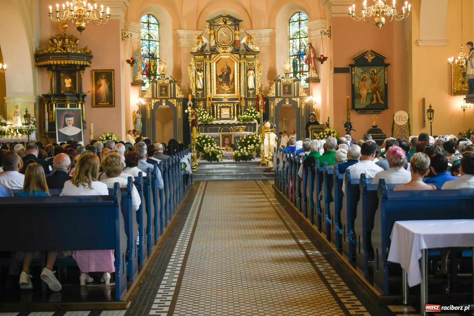 Zdjęcie w galerii na portalu naszraciborz.pl: W świętość Dulcissimy nikt tu nie wątpi. Dwóch biskupów w Brzeziu nad Odrą wiadomości z regionu