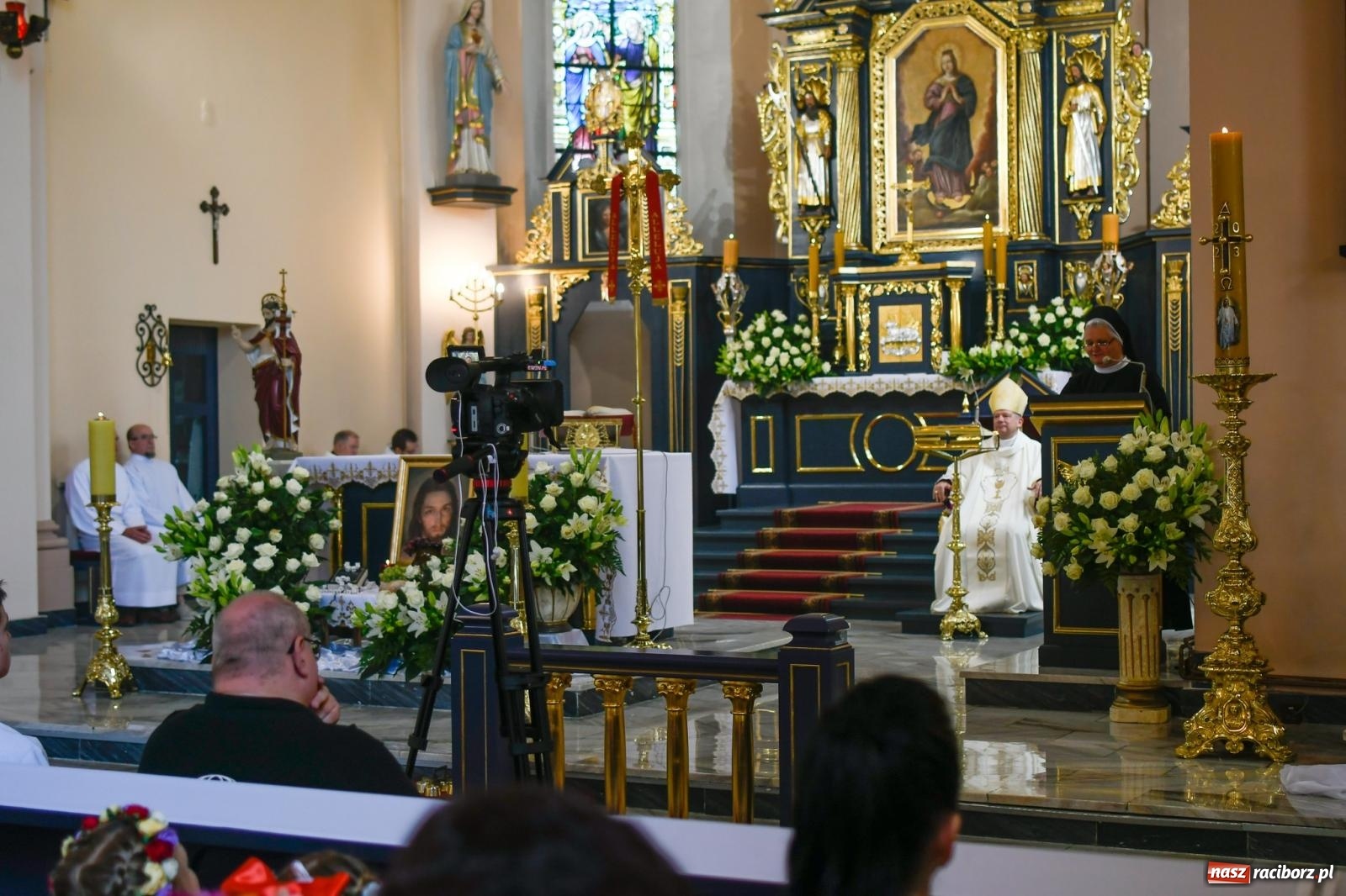 Zdjęcie w galerii na portalu naszraciborz.pl: W świętość Dulcissimy nikt tu nie wątpi. Dwóch biskupów w Brzeziu nad Odrą wiadomości z regionu