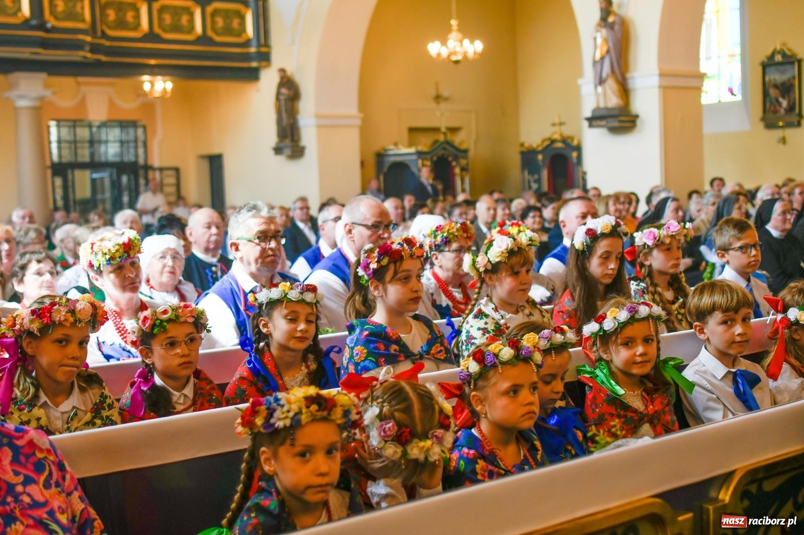 Zdjęcie w galerii na portalu naszraciborz.pl: W świętość Dulcissimy nikt tu nie wątpi. Dwóch biskupów w Brzeziu nad Odrą wiadomości z regionu
