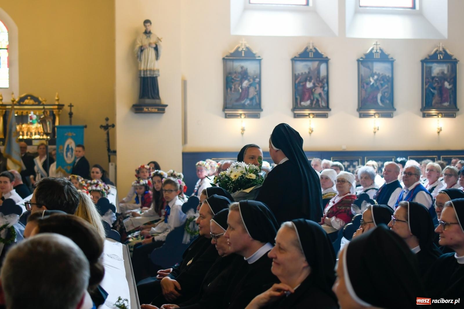 Zdjęcie w galerii na portalu naszraciborz.pl: W świętość Dulcissimy nikt tu nie wątpi. Dwóch biskupów w Brzeziu nad Odrą wiadomości z regionu