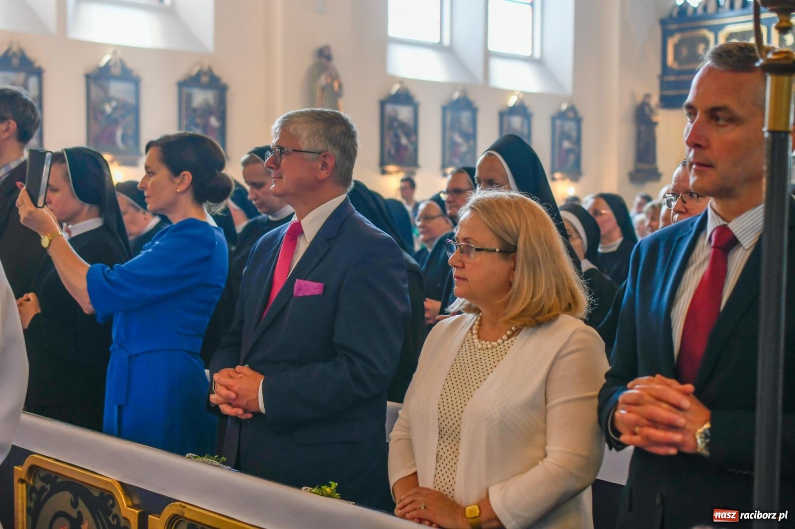 Zdjęcie w galerii na portalu naszraciborz.pl: W świętość Dulcissimy nikt tu nie wątpi. Dwóch biskupów w Brzeziu nad Odrą wiadomości z regionu