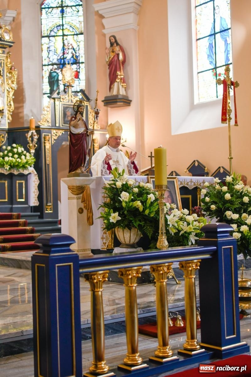 Zdjęcie w galerii na portalu naszraciborz.pl: W świętość Dulcissimy nikt tu nie wątpi. Dwóch biskupów w Brzeziu nad Odrą wiadomości z regionu