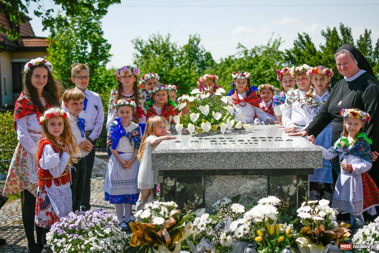 Zdjęcie w galerii na portalu naszraciborz.pl: W świętość Dulcissimy nikt tu nie wątpi. Dwóch biskupów w Brzeziu nad Odrą wiadomości z regionu