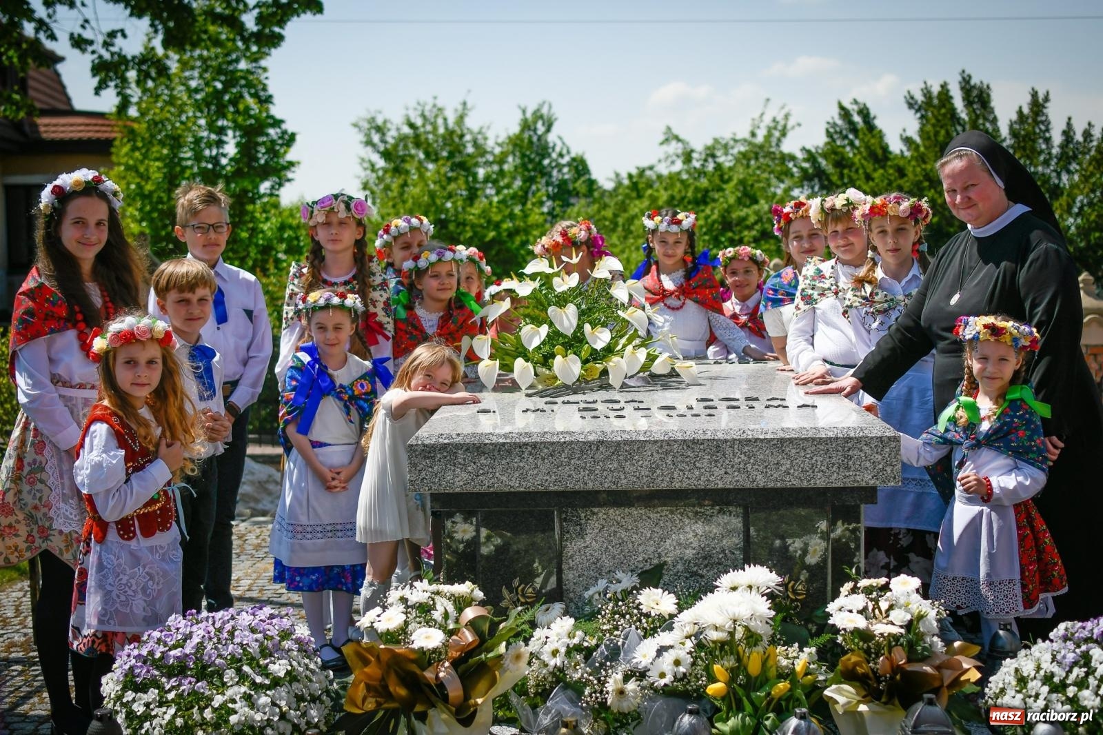 Zdjęcie w galerii na portalu naszraciborz.pl: W świętość Dulcissimy nikt tu nie wątpi. Dwóch biskupów w Brzeziu nad Odrą wiadomości z regionu
