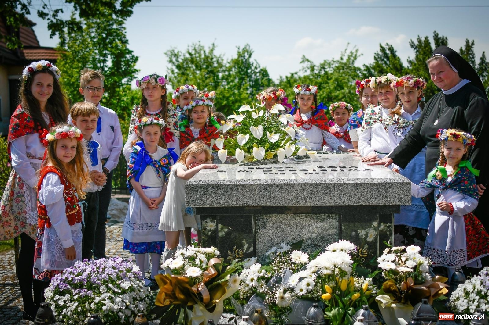 Zdjęcie w galerii na portalu naszraciborz.pl: W świętość Dulcissimy nikt tu nie wątpi. Dwóch biskupów w Brzeziu nad Odrą wiadomości z regionu