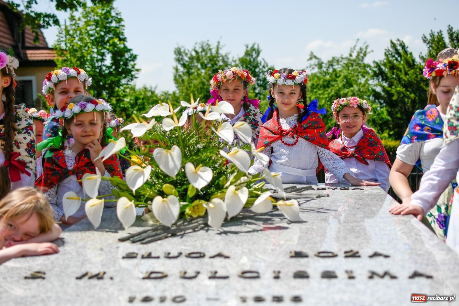 Zdjęcie w galerii na portalu naszraciborz.pl: W świętość Dulcissimy nikt tu nie wątpi. Dwóch biskupów w Brzeziu nad Odrą wiadomości z regionu