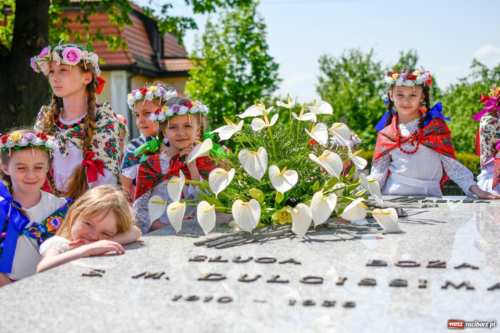 Zdjęcie w galerii na portalu naszraciborz.pl: W świętość Dulcissimy nikt tu nie wątpi. Dwóch biskupów w Brzeziu nad Odrą wiadomości z regionu