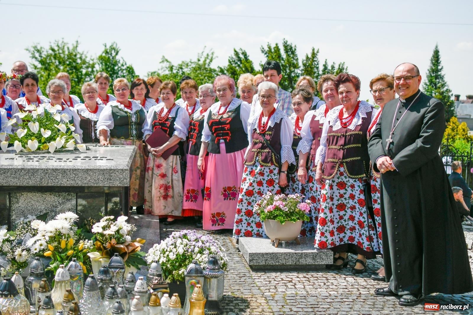 Zdjęcie w galerii na portalu naszraciborz.pl: W świętość Dulcissimy nikt tu nie wątpi. Dwóch biskupów w Brzeziu nad Odrą wiadomości z regionu