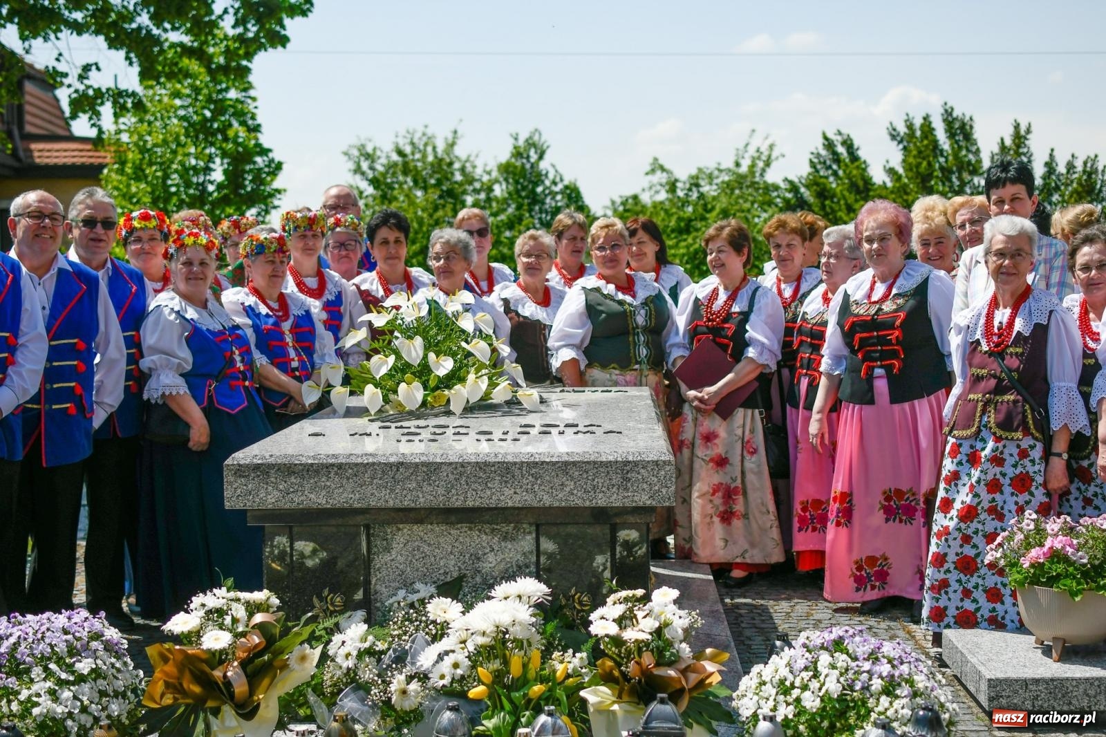 Zdjęcie w galerii na portalu naszraciborz.pl: W świętość Dulcissimy nikt tu nie wątpi. Dwóch biskupów w Brzeziu nad Odrą wiadomości z regionu